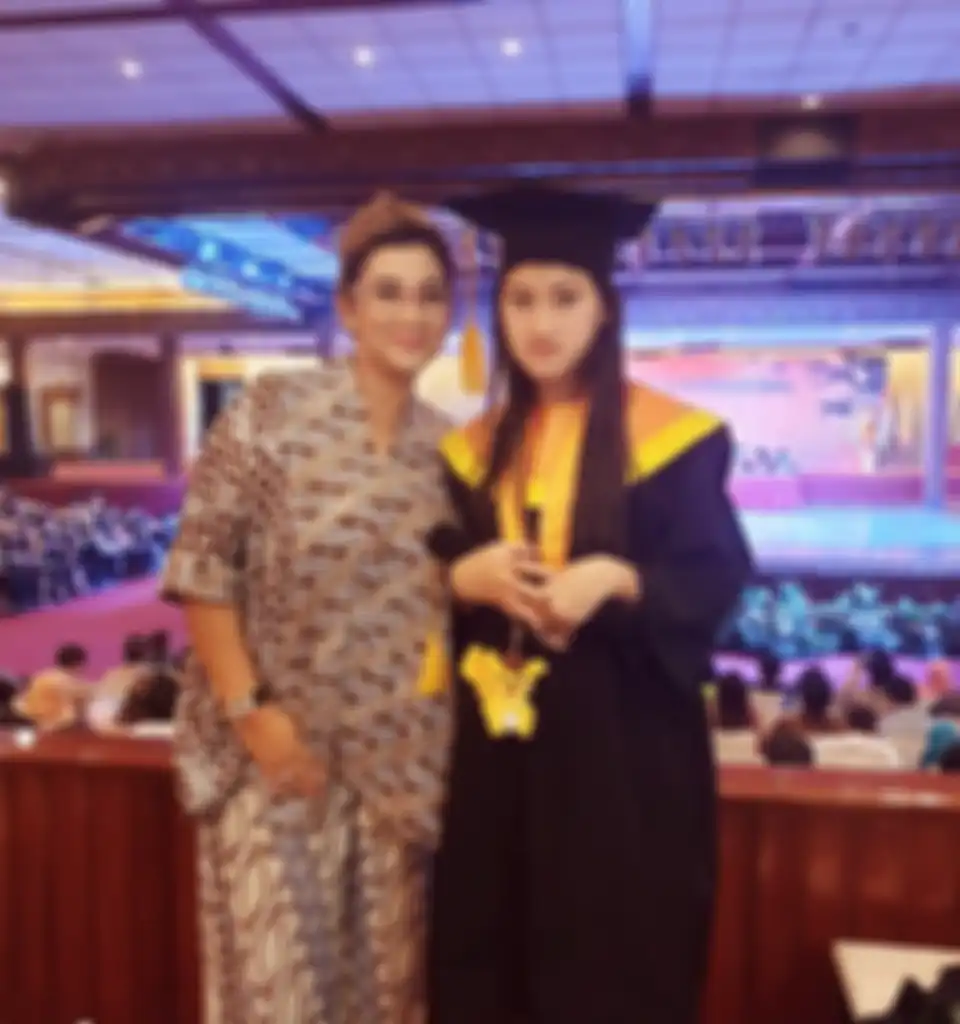 Rika Callebaut saat hadiri wisuda putri tercinta 