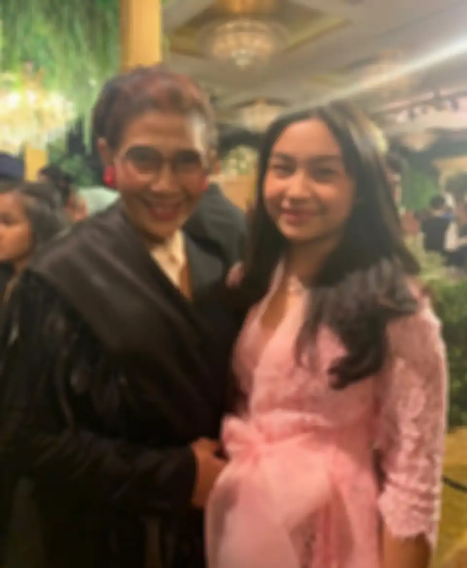 Khirani, anak Mayangsari berfoto dengan mantan Menteri Kelautan dan Perikanan 