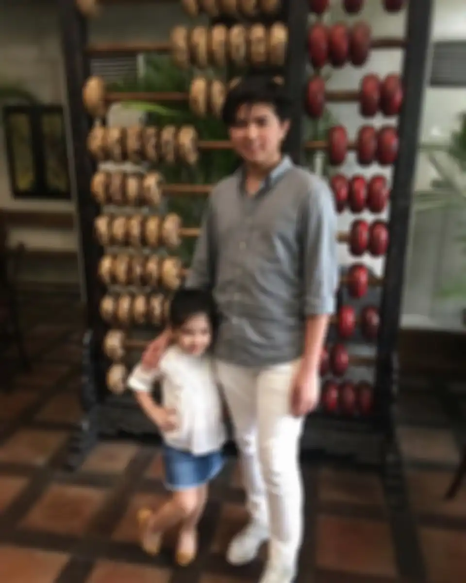 Kedekatan anak Olla Ramlan, Sean Mikael dengan adik sambungnya, Alessa.