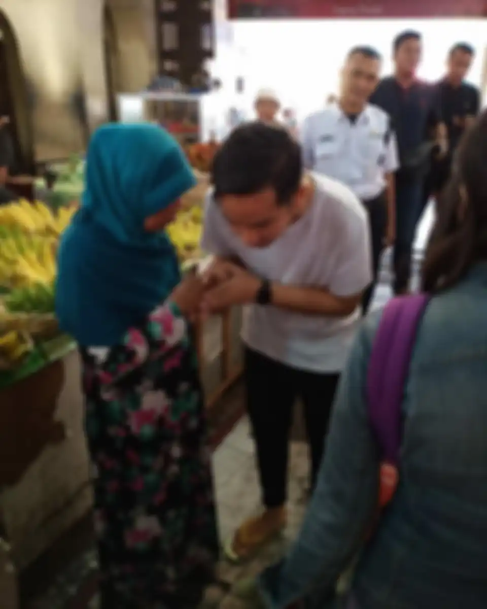 Gaya Gibran saat blusukkan