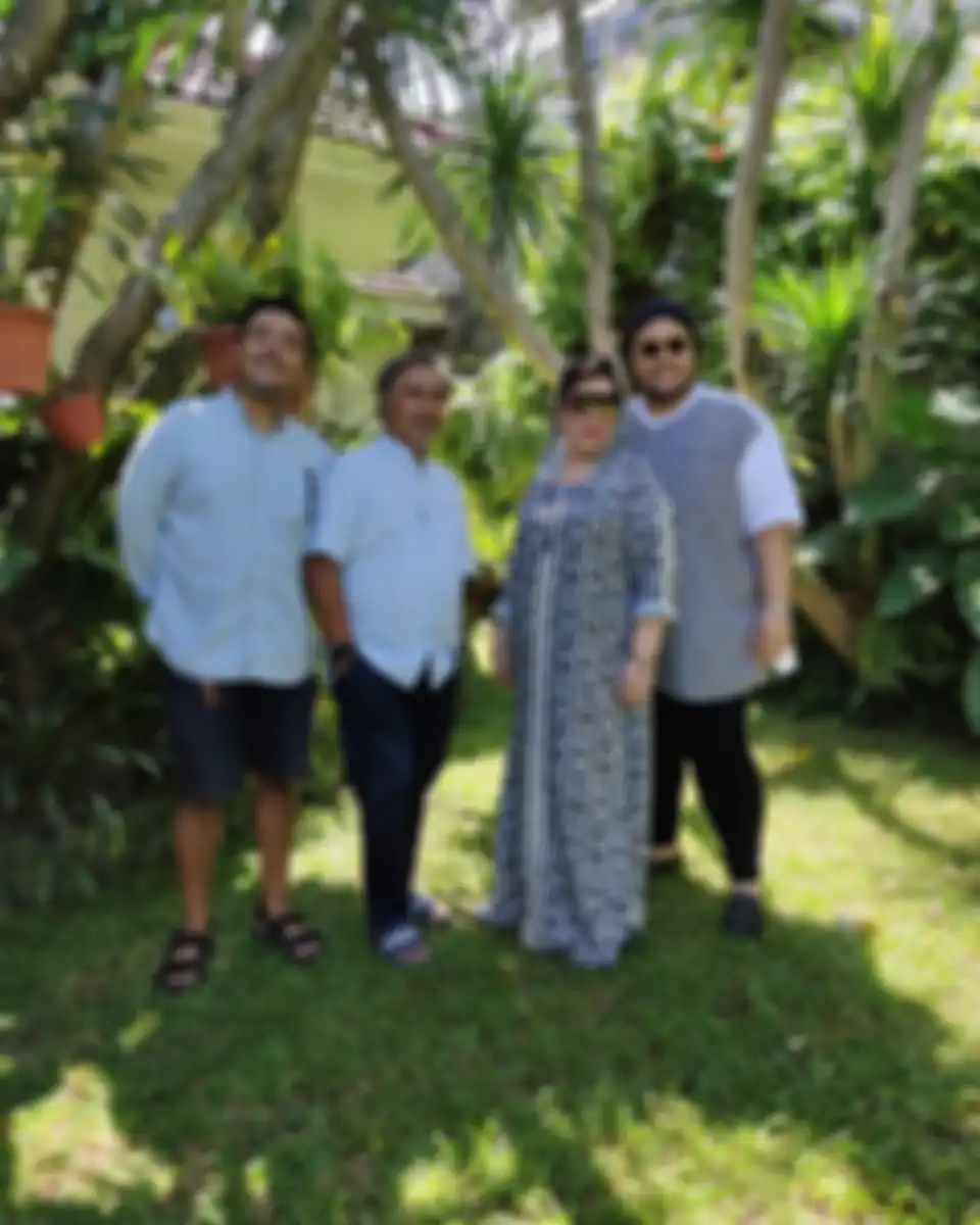 Bambang Tjahyo Gunawan sering memperlihatkan kebersamaan dengan Ivan Gunawan di Instagram.