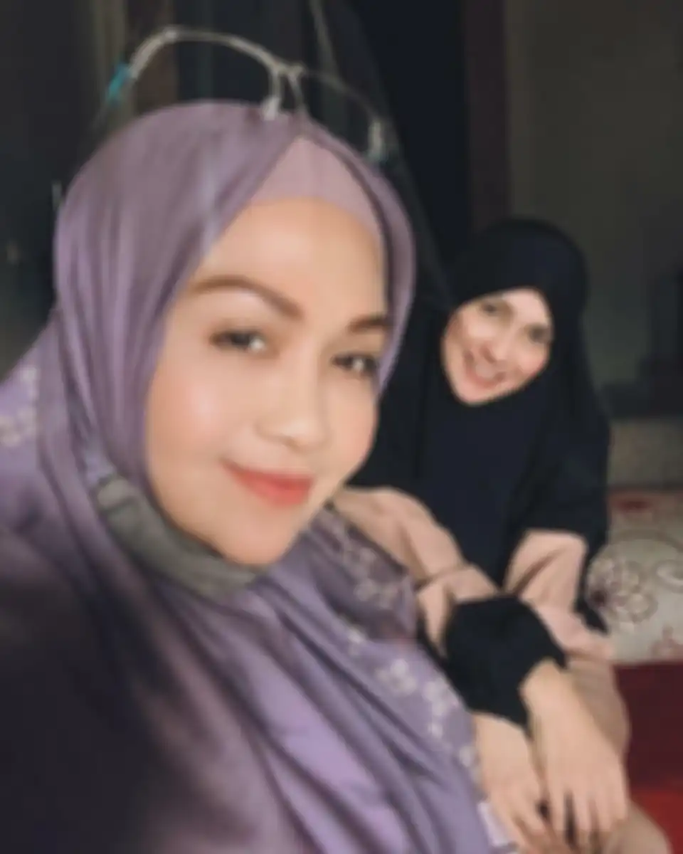 Foto cantik Erlin Sarintan, selebriti yang bikin Dewi Perssik berduka saat momen Lebaran tahun 2021. Keduanya sudah bersahabat sejak lama. 