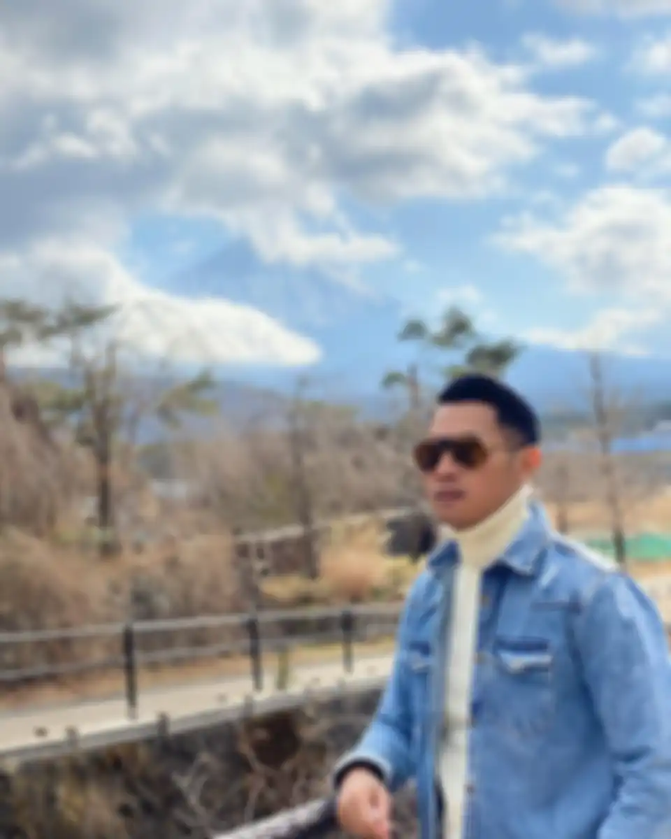 Bupati Tuban Aditya Halindra mencuri perhatian dengan foto liburan mewahnya. Potretnya mirip Aldebaran Ikatan Cinta.