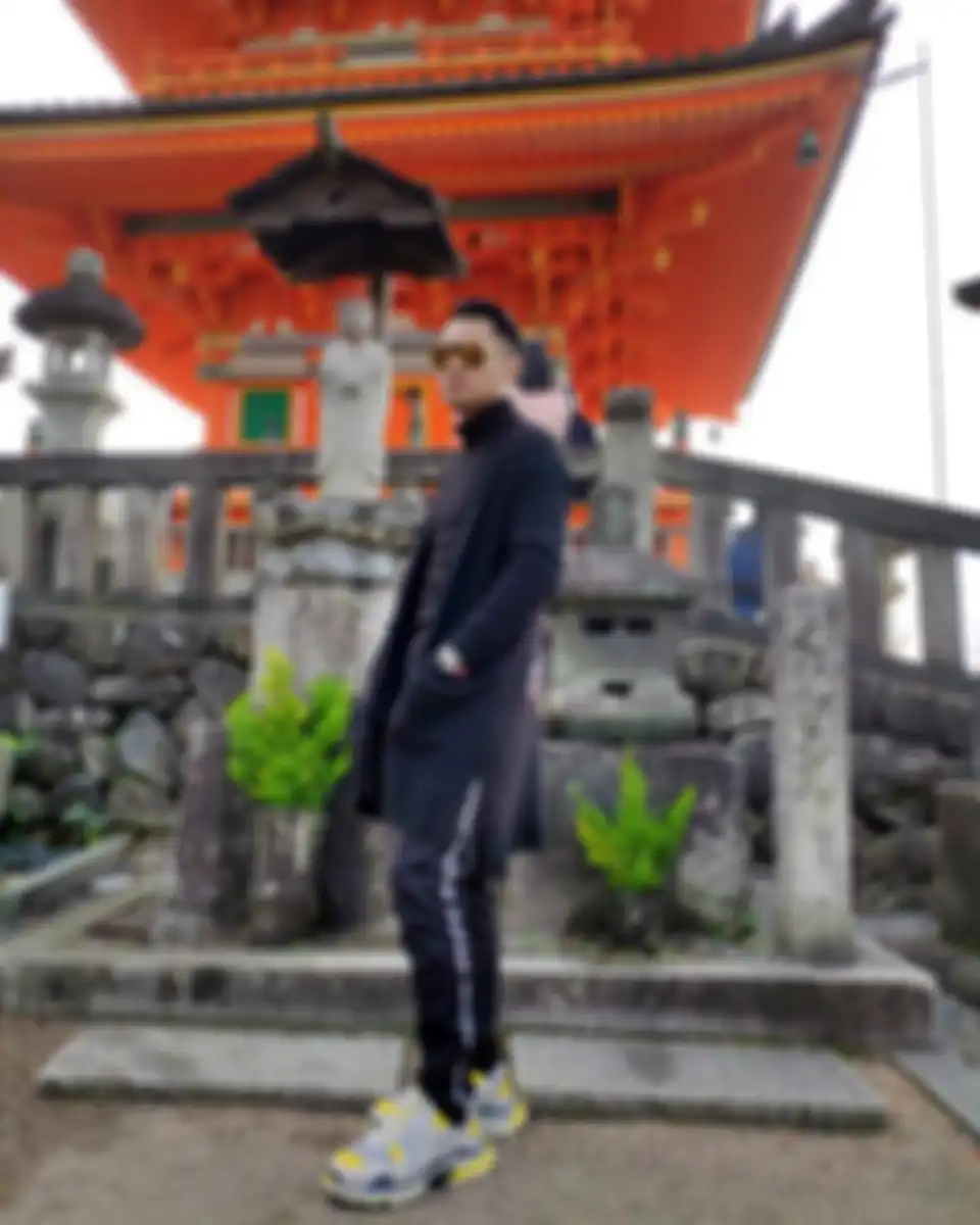 Bupati Tuban Aditya Halindra mencuri perhatian dengan foto liburan mewahnya. Potretnya mirip Aldebaran Ikatan Cinta.