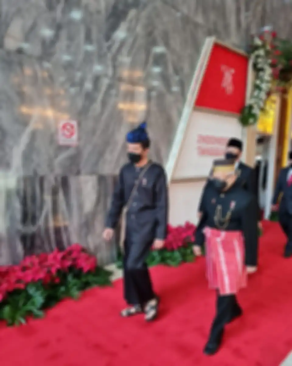 Foto Presiden Jokowi memakai baju Baduy mengandung pesan mendalam tentang Covid-19. Netizen malah bertanya soal perpanjangan PPKM.