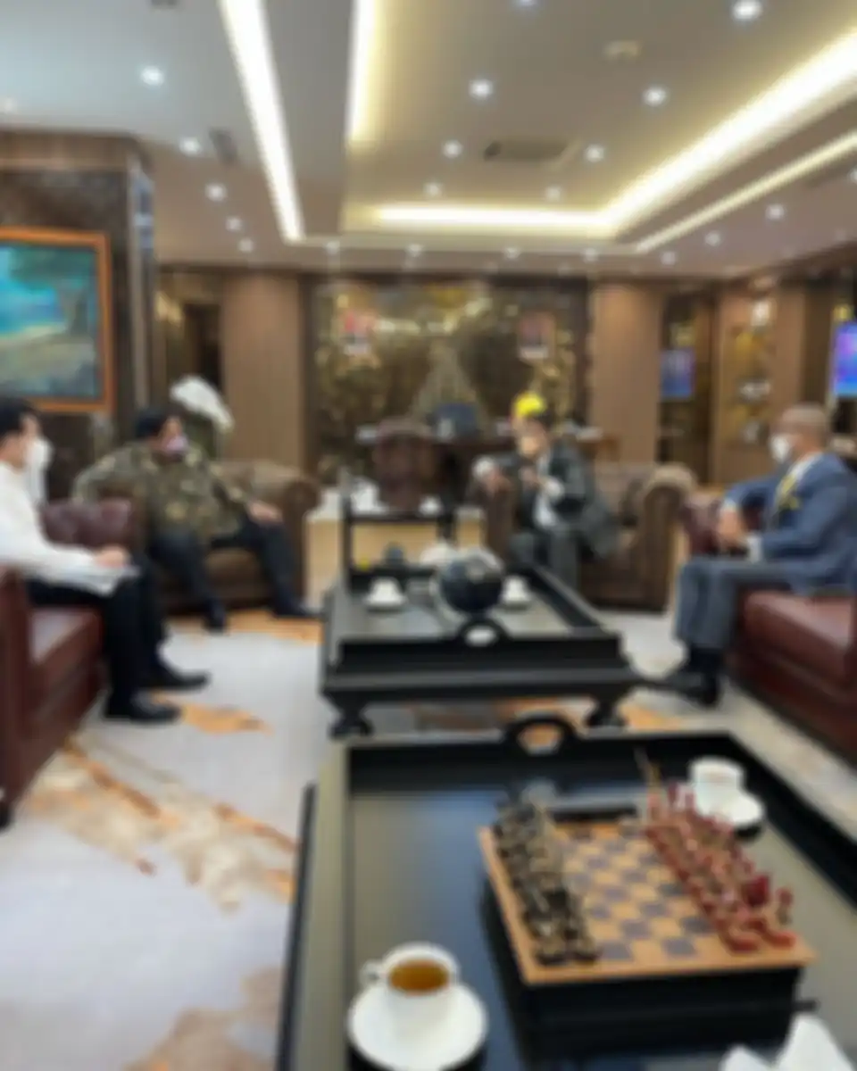 Foto Hotman Paris bersama tangan kanan Presiden Jokowi, Airlangga Hartato. Netizen penasaran dengan pernyataan sang pengacara soal Holywings.