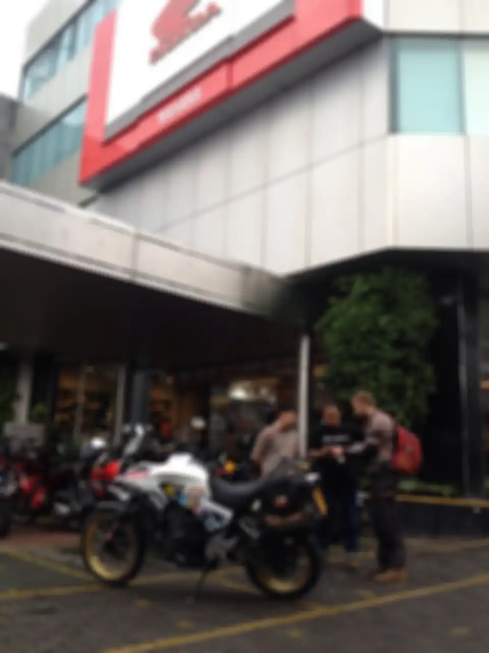 Luke Phillips saat melakukan service berkala Honda CB500X di Wahana Honda BigBike Jakarta