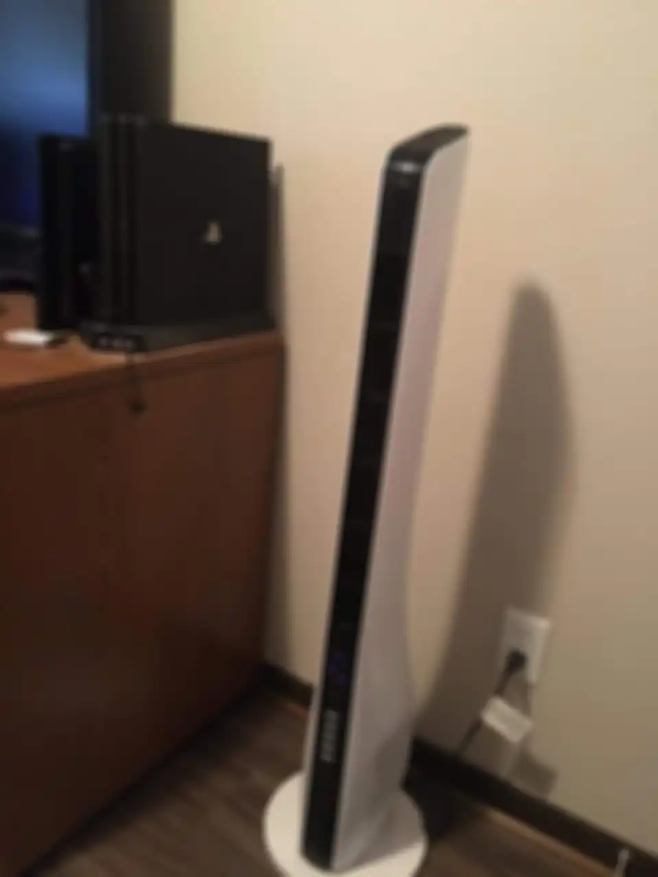 Kipas angin dengan bentuk mirip PS5 yang disandingkan dengan PS4.