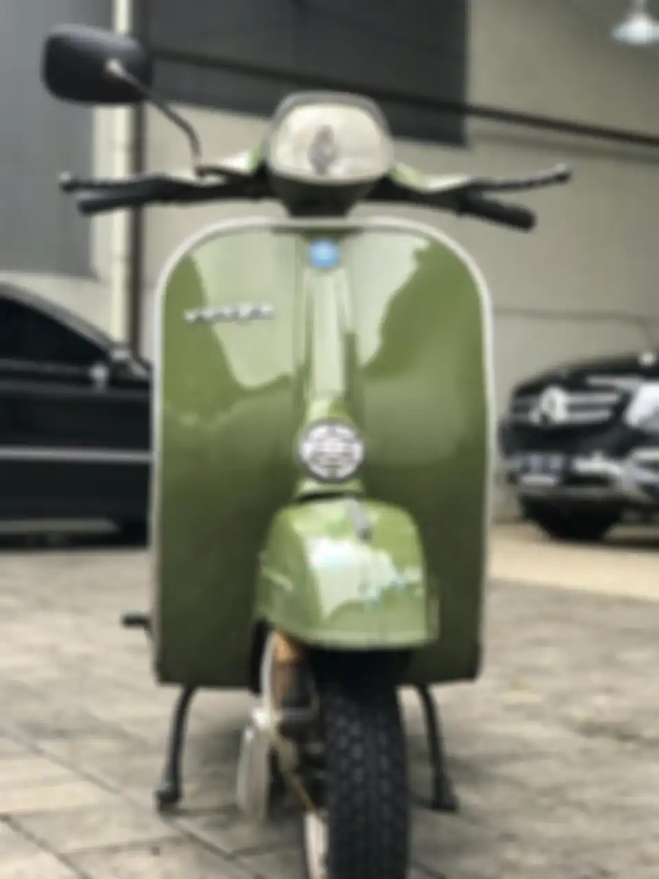 Vespa Super edisi HUT ke-450 DKI Jakarta, meski dalam kondisi orisinil, beberapa printilan seperti emblem di sebelah kiri hilang. 