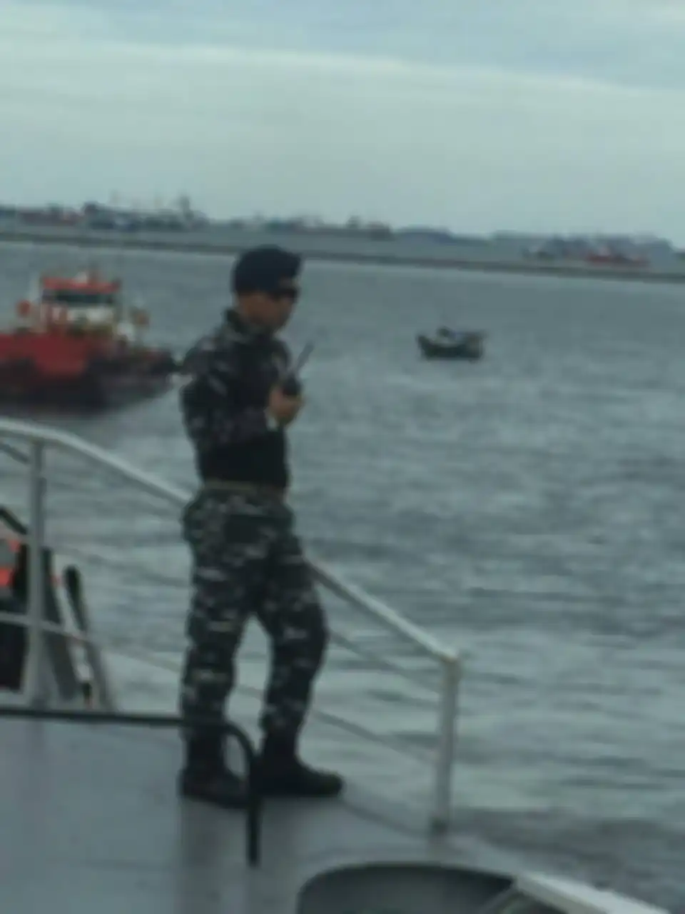 Ibunda Judistira Eka Permady pilot pesawat TNI AL yang jatuh ternyata bawahan Mensos Risma. Dia bangga 2 kali foto di Istana Jokowi. 