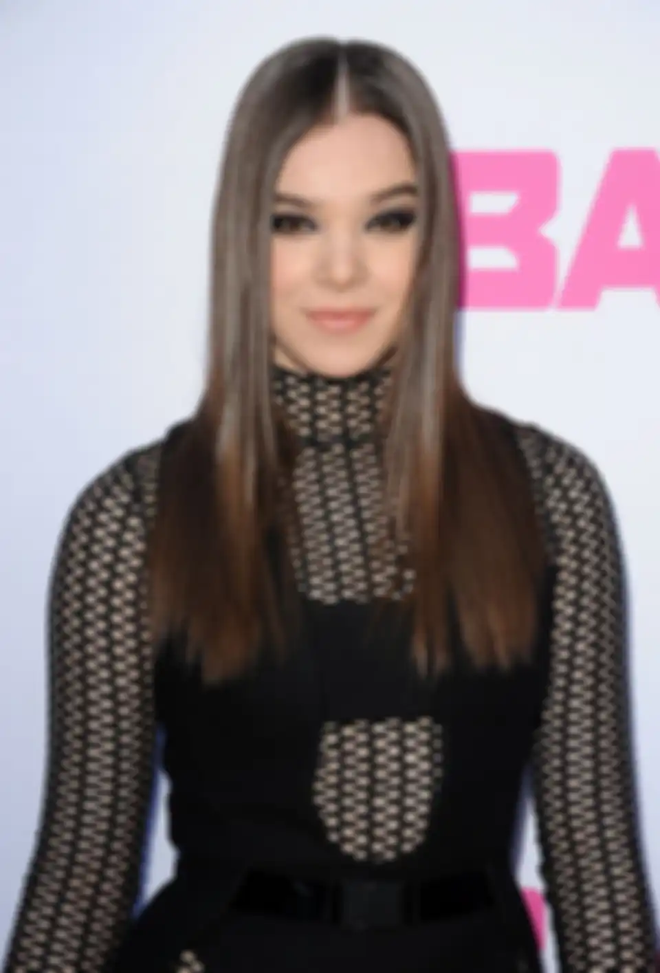 Hailee Steinfeld dengan rambut super straight long hair