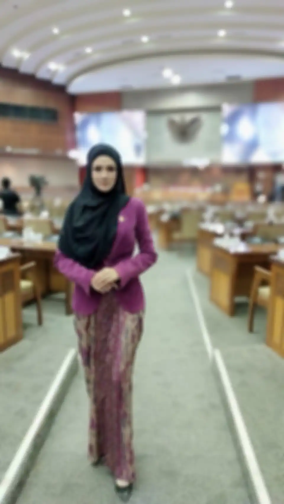Mulan Jameela terlihat mengenakan blazer bernuansa warna ungu sebagai atasannya