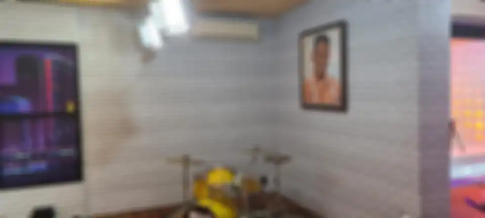 Foto studio mini milik Tukul Arwana yang berada di kawasan Cipete, Jakarta Selatan mulai ditawarkan di media sosial. 