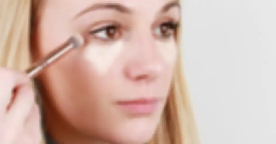 memakai concealer