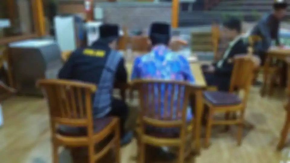 Apabila ditelusuri melalui akun media sosialnya, Herry Wirawan pernah mengunggah foto yang menunjukkan dia ikut kegiatan dana BOS PPS. 