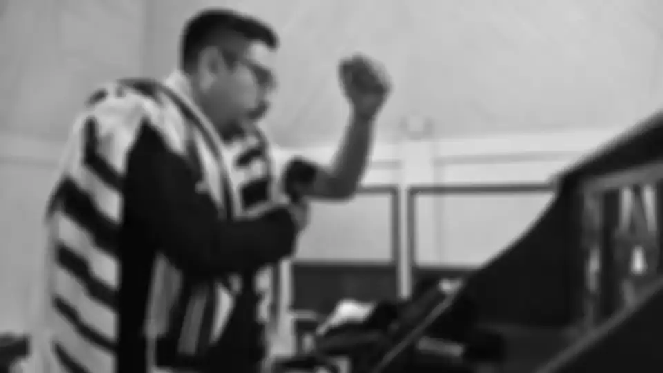 Yaakov Baruch dalam doa di sebuah sinagoga di Tondano