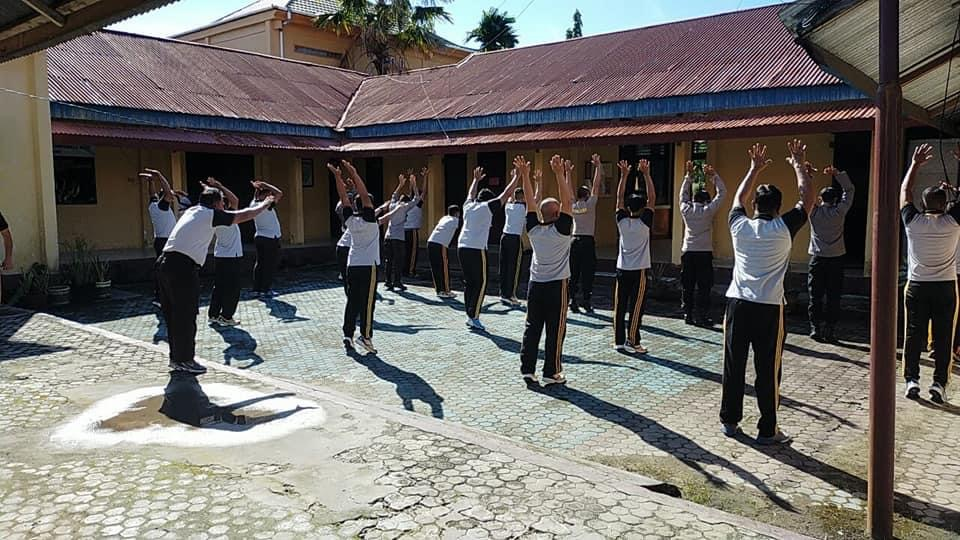 Foto tampang Kapolsek Parigi Iptu IDGN banyak dicari netizen di media sosial usai kabar pencopotan jabatan oknum polisi ini diliput berbagai media.