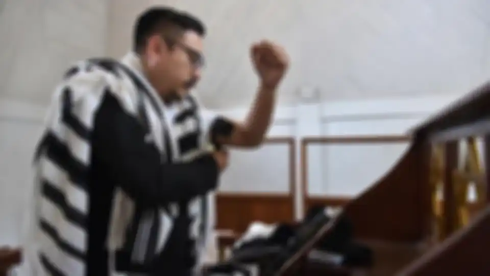 Yaakov Baruch dalam doa di sebuah sinagoga di Tondano