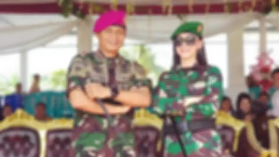 Sri Wahyumi pakai seragam Tentara. 