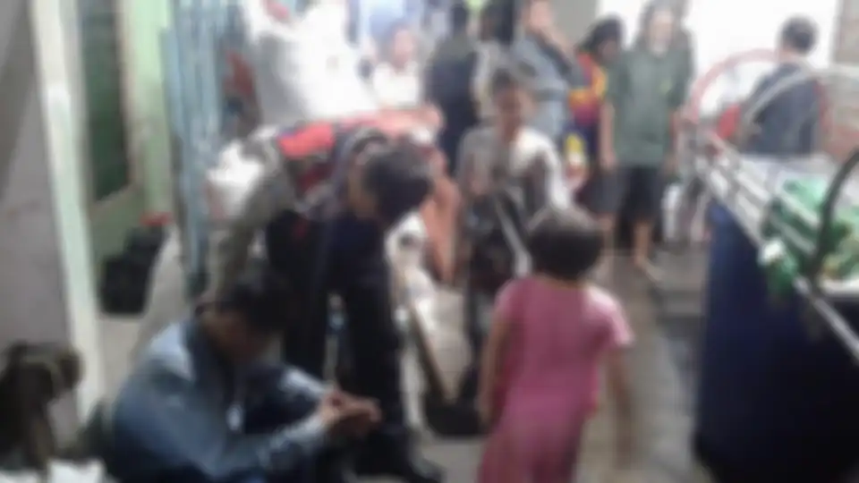 Polisi saat tengah menenangkan AP yang tertunduk lesu di samping keranda sang ibu
