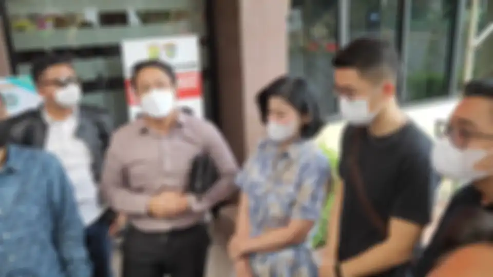 Desiree Tarigan dan anaknya Prianka Bukit didampingi kuasa hukum, Randy Ozora Siregar sambangi Polres Jakarta Selatan, Senin (3/5/2021).