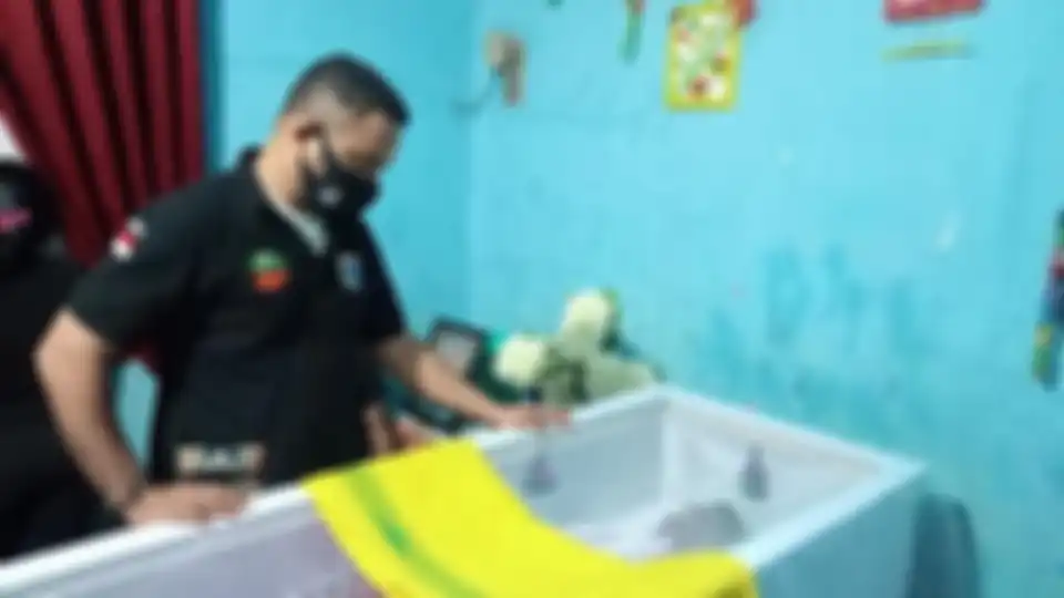 Foto tampang pelaku yang membunuh Yorhan Lopo beredar di media sosial. Pelaku mengaku nekat menusuk korban gegara masalah sepele ini.