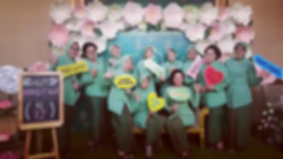 Istri Brigjen M Zamroni bernama Erlina Maya Rahmayanti. Foto-foto mereka bersama kedua putranya tersimpan dalam akun Facebook.