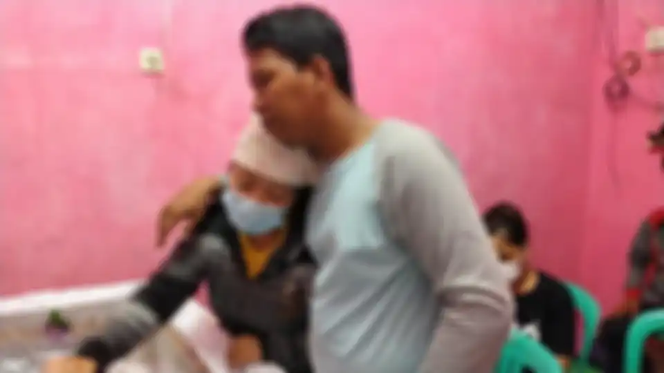 Foto istri Poltak Pasaribu korban tembak Ipda OS yang meratapi jenazah suaminya itu mendapatkan doa dan bela sungkawa dari kerabat mereka.