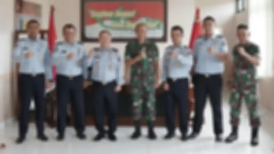 Foto pertemuan Kolonel Priyanto dan komandannya berjumpa Kepala Kantor Imigrasi Gorontalo itu diunggah di media sosial.