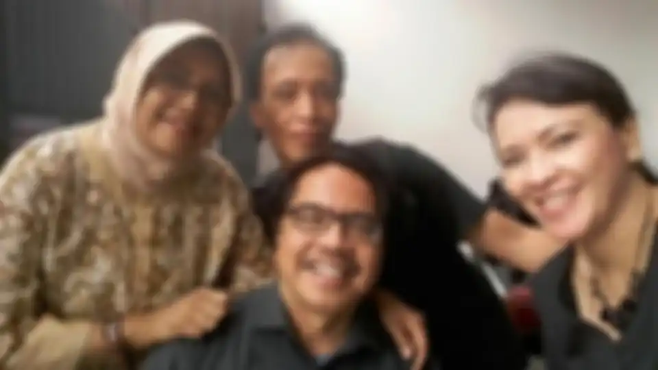 Istri Ade Armando pernah sentil Olga Syahputra saat puncak karirnya. Nina Mutmainnah kini setia menjaga suaminya di rumah sakit.
