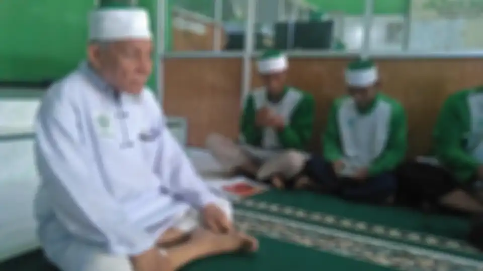 Khilafatul Muslimin menyimpan barang-barang berbahaya saat digeledah tim Polda Metro Jaya. Polisi sebarkan foto barbuknya. 
