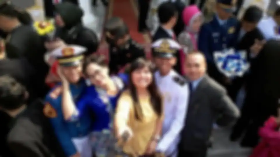 Lettu Laut (P) Judistira Eka Permady pilot pesawat TNI AL yang gugur meninggalkan istri yang sedang hamil tua. Foto keluarganya beredar. 
