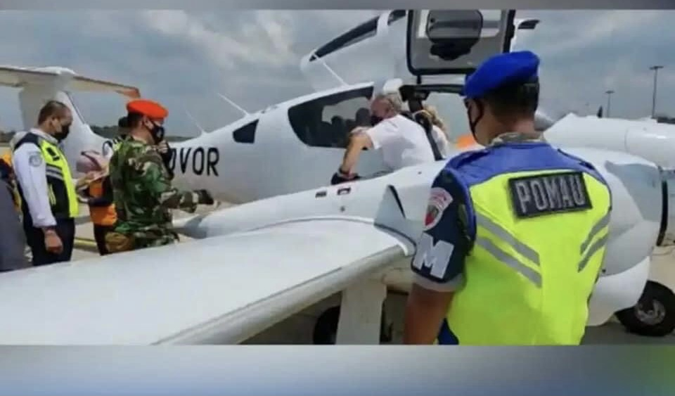 Pilot pesawat Malaysia nyaris diecgat jet F-16 TNI AU gegara nekat menerobos wilayah RI. Akhirnya pilot mendaratkan pesawatnya di Batam.