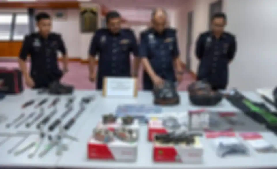 Barang bukti yang berhasil disita kepolisian Malaysia berupa spare part motor dan apparel balap.
