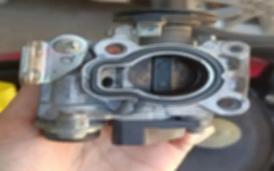 Throttle body Yamaha Lexi yang kotor.