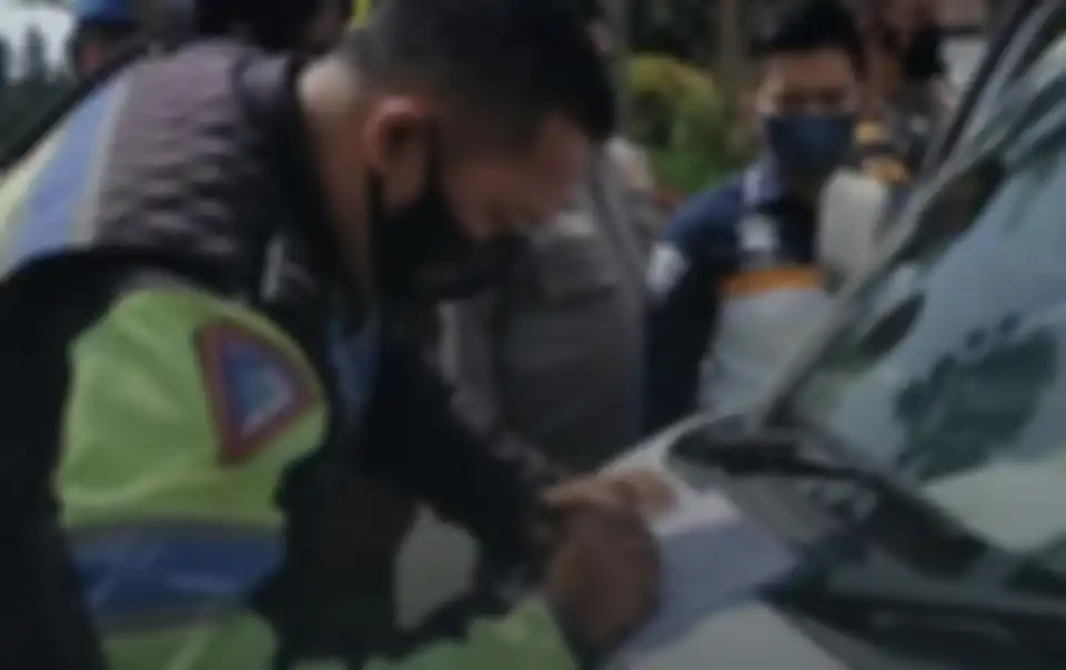 Iptu Danny Arief Sutarman perwira polisi yang sikat ambulans terbos one way di Puncak adalah anak mantan Kapolri. Foto wajahnya disorot.