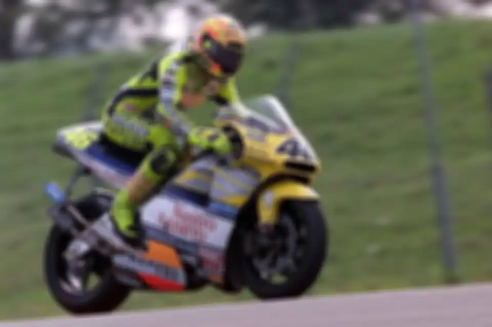 Honda NSR500 dengan livery Nastro Azzurro jadi motor favorit Rossi