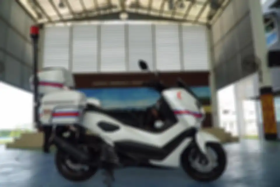 Tampak samping Yamaha NMAX ambulans Malaysia, berkelir putih dan strip merah-biru