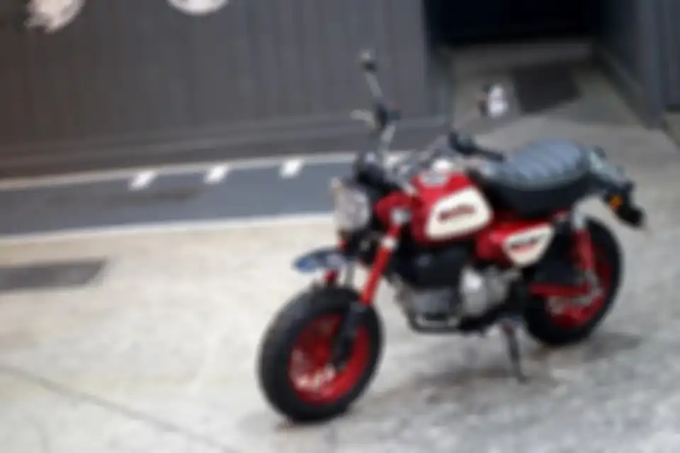 Walau pakai kelir jadul, Honda Monkey '1988 Cherry Edition' memakai fitur-fitur kekinian.