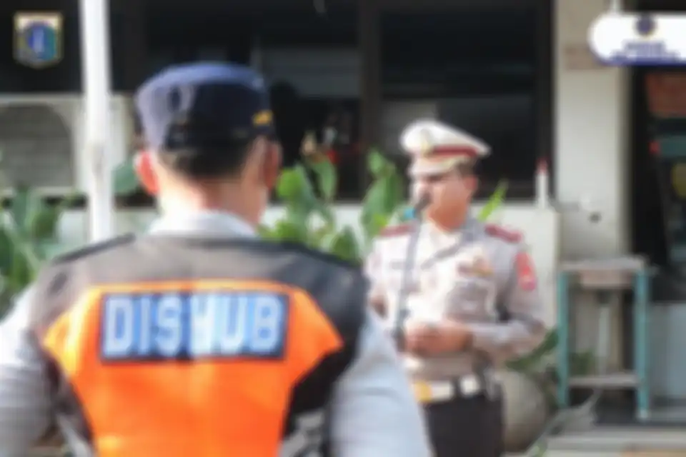 Foto anggota polisi yang tergeletak tak berdaya di Tol Cikampek tersebar luas di media sosial. AKBP Argo Wiyono menjelaskan kronologinya.