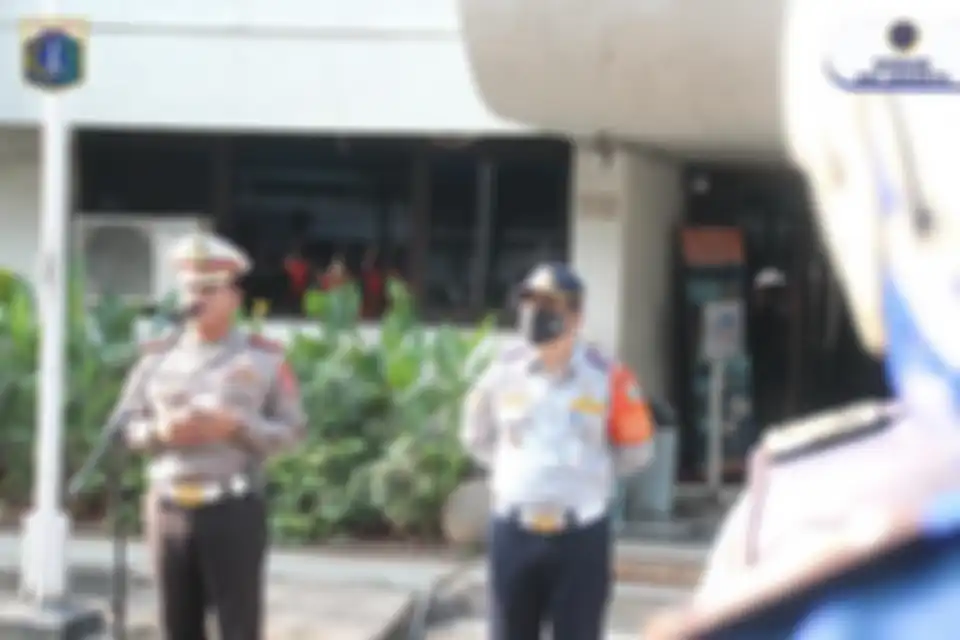 Foto anggota polisi yang tergeletak tak berdaya di Tol Cikampek tersebar luas di media sosial. AKBP Argo Wiyono menjelaskan kronologinya.
