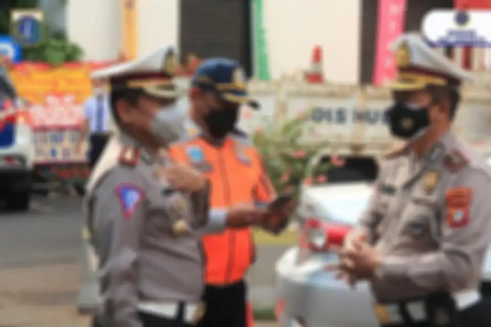 Foto anggota polisi yang tergeletak tak berdaya di Tol Cikampek tersebar luas di media sosial. AKBP Argo Wiyono menjelaskan kronologinya.