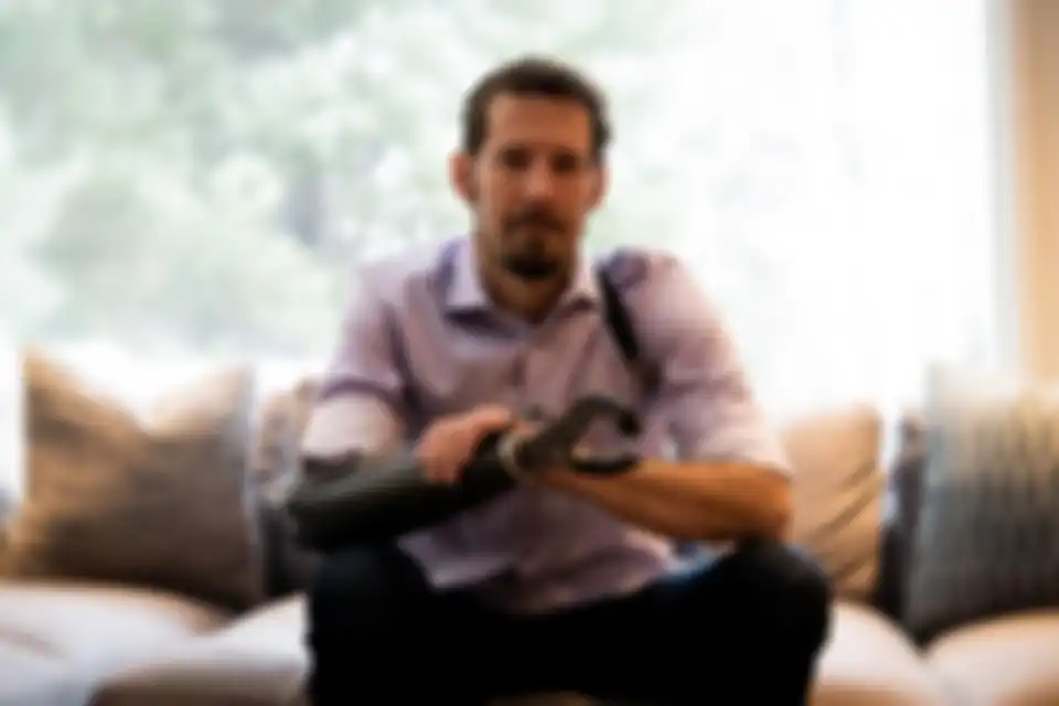 Aron Ralston, melakukan bedah sendiri untuk menyelamatkan hidupnya.