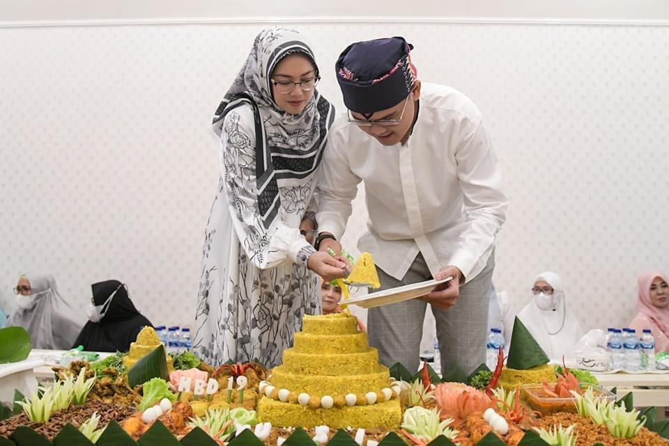 Ini 4 fakta Bupati Purwakarta Anne Ratna Mustika menggugat cerai anggota DPR Dedi Mulyadi. Foto sosoknya beredar. 