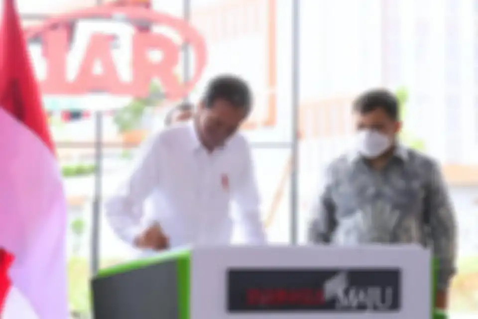 Putri Haji Isam bangga memamerkan foto bisnis baru ayahnya yang langsung diresmikan oleh Presiden Jokowi. Terkuak hubungan keduanya.
