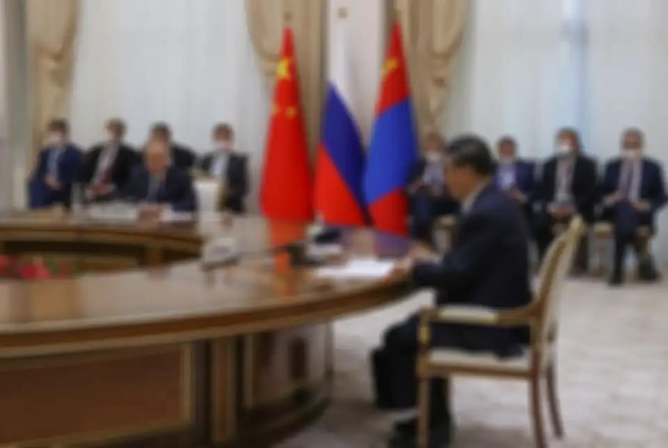 Vladimir Putin dan Xi Jinping mengadakan pertemuan trilateral dengan presiden Mongolia Ukhnaa Khurelsukh di Uzbekistan, 15 September 2022