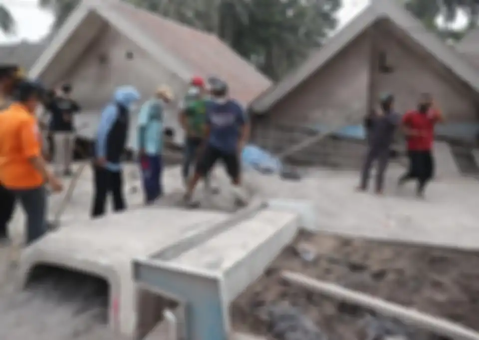 Gubernur Jawa Timur Kofifah Indar Parawansa meninjau lokasi bencana Minggu (5/12/2021). Foto jasad lansia korban erupsi Semeru yang tergeletak di jalan sudah membuat netizen miris. 