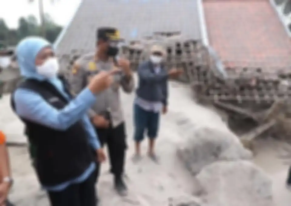 Gubernur Jawa Timur Kofifah Indar Parawansa meninjau lokasi bencana Minggu (5/12/2021). Foto jasad lansia korban erupsi Semeru yang tergeletak di jalan sudah membuat netizen miris. 