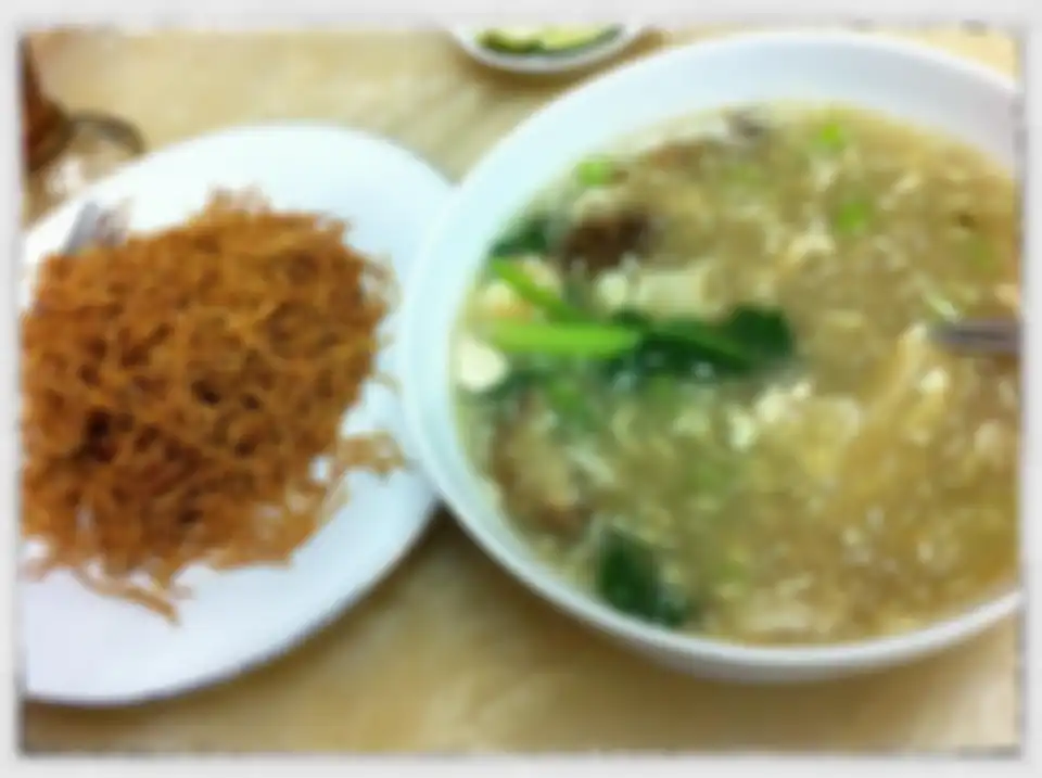 Mencari sarapan enak di Makassar, kita wajib mencicipi 4 tempat wisata kuliner dengan sajian menu mi titi. Ini foto sajiannya.