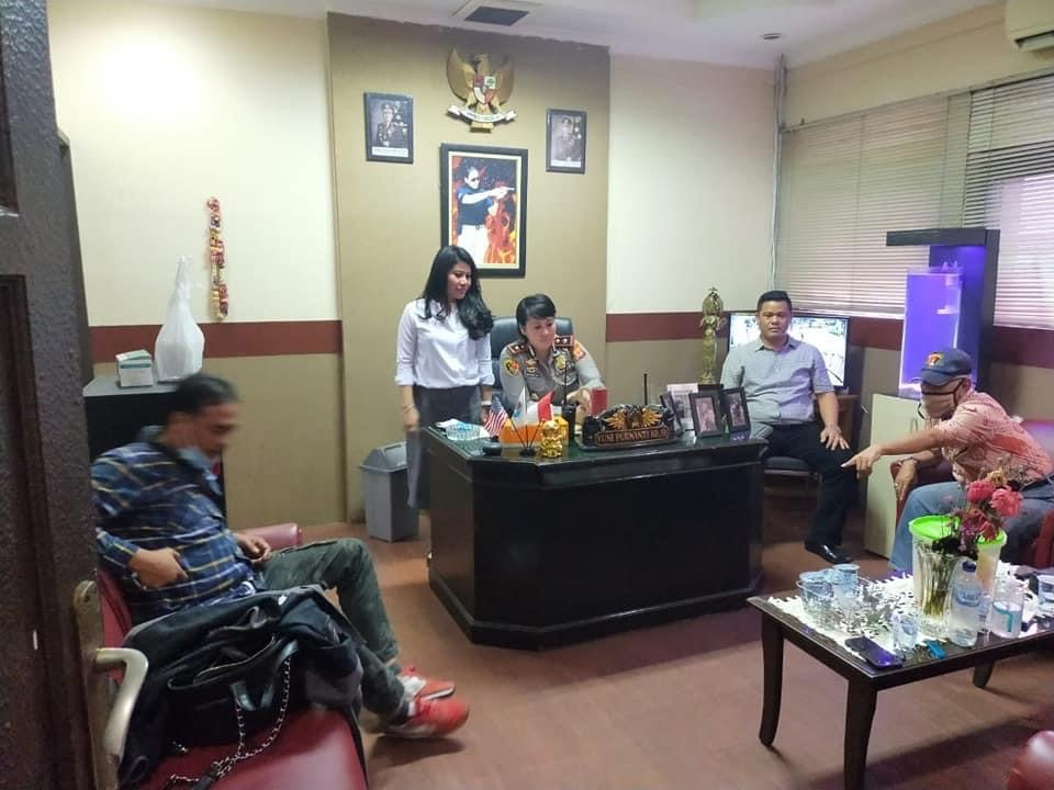 Mantan Kapolsek Astanaanyar, Kompol Yuni Purwanti bersama belasan anak buahnya ditangkap gegara narkoba. Siapa suami Kompol Yuni?
